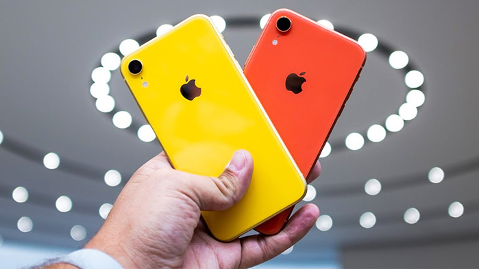 iPhone XR в руке